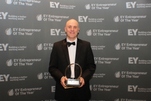 Finanzierung-24/7.de - Finanzierung Infos & Finanzierung Tipps | BorgWarners President und CEO James R. Verrier erhlt EY Entrepreneur of the Year Award 2014
